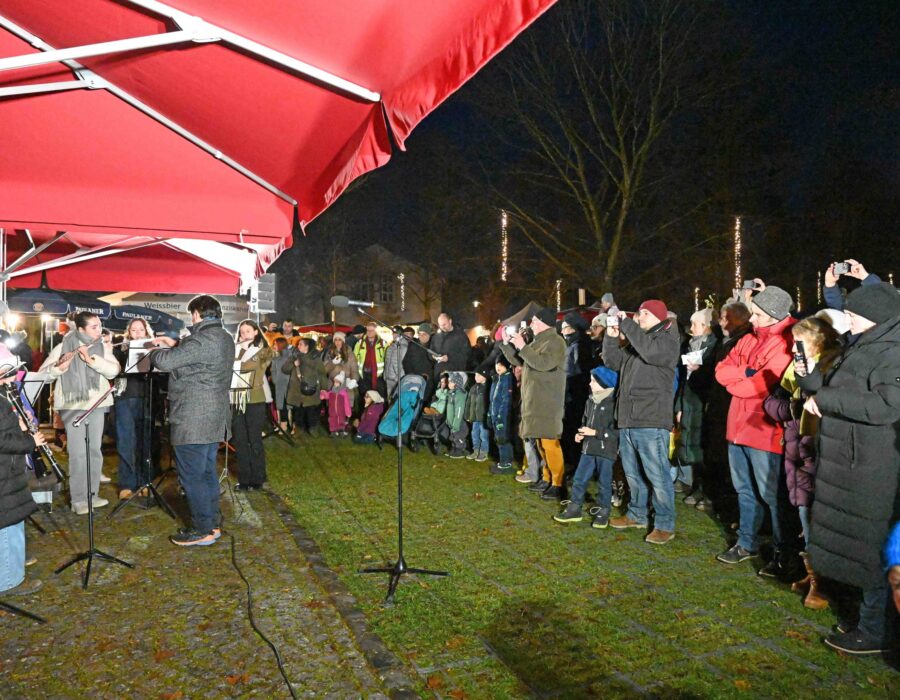 Bläsergruppen auf dem Christkindlmarkt 5. Dezember 2025 Fotos: U. Baumgart